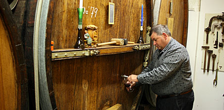 Image: Patrick Consandier devant les tonneaux de chêne dans la cave de vin